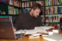 Dr. Peter Knafl in seiner homöopathischen Bibliothek beim Arbeiten